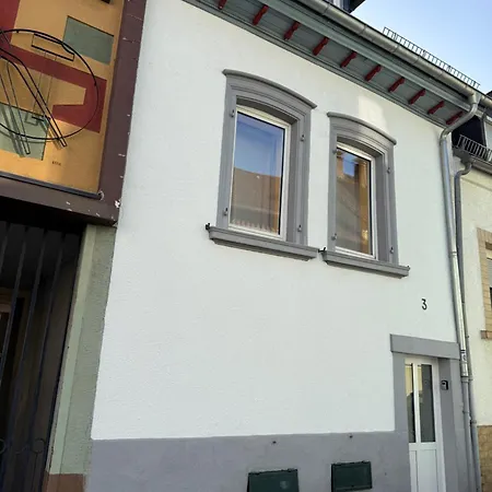 Charmantes City-haus Mit Innenhof & Parkplatz