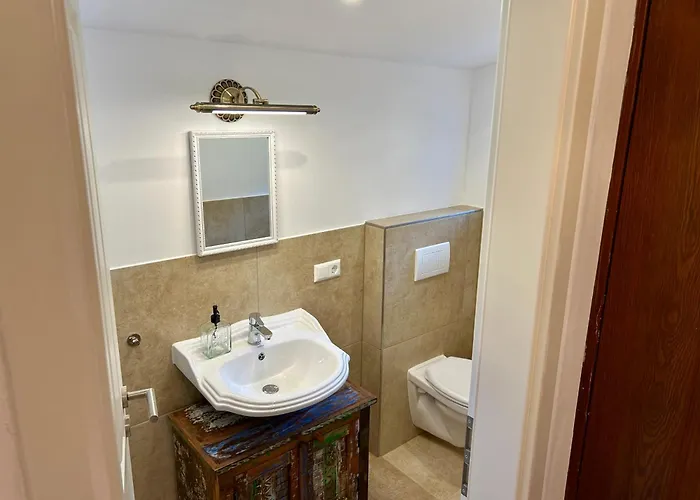 Stilvolles Haus Mit 2 Baedern & Parkplatz, 75 Qm Innenstadt